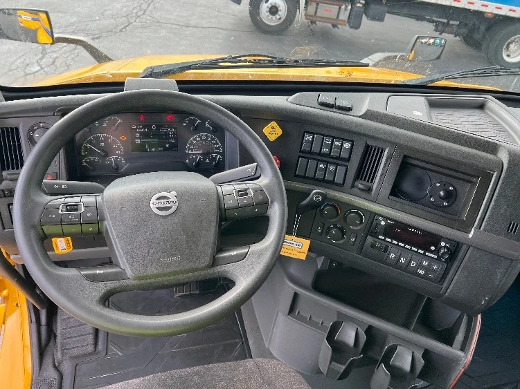 2022 Volvo VNL 760 - image 10