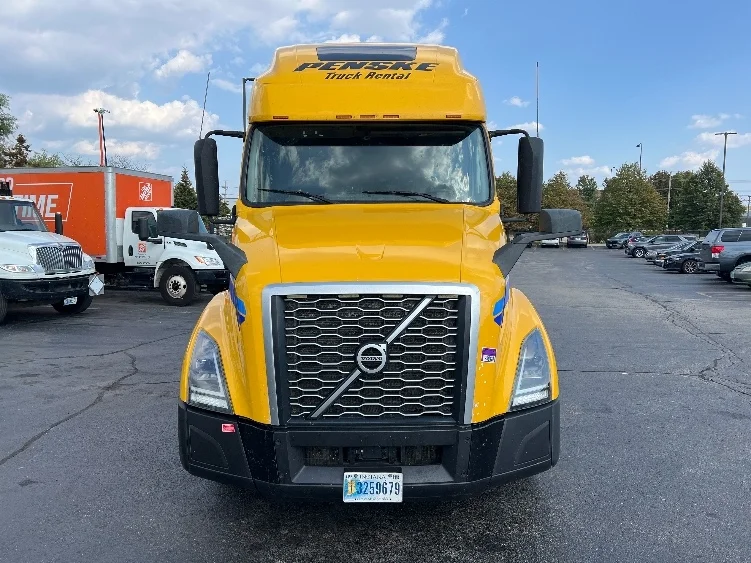 2022 Volvo VNL 760 - image 2