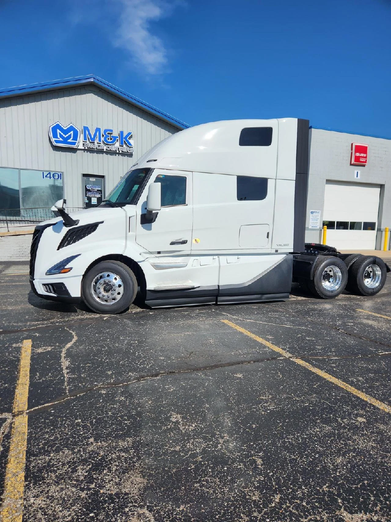 2026 Volvo VNL 860 in Romulus, MI — photo 2