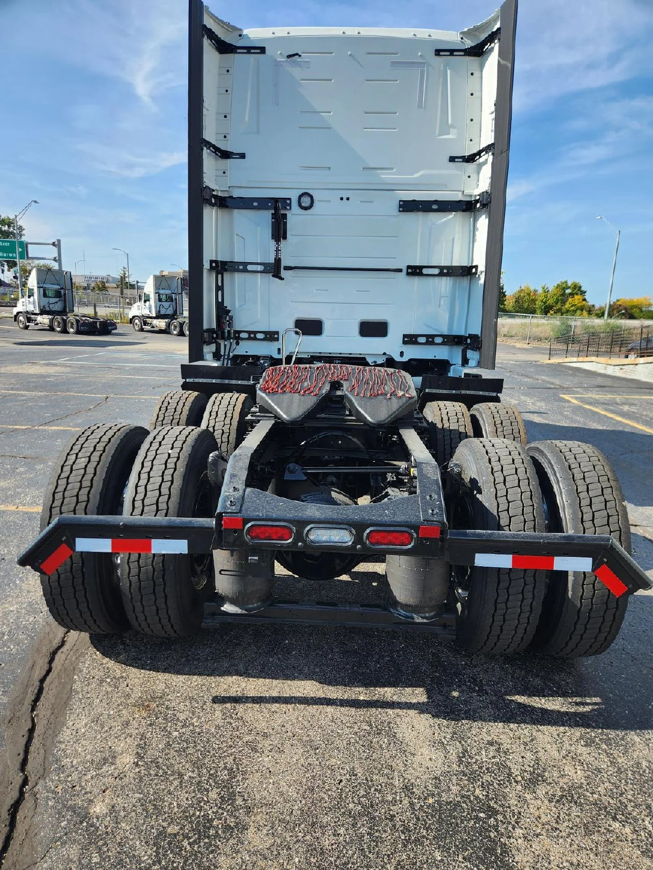 2026 Volvo VNL 860 in Romulus, MI — photo 4