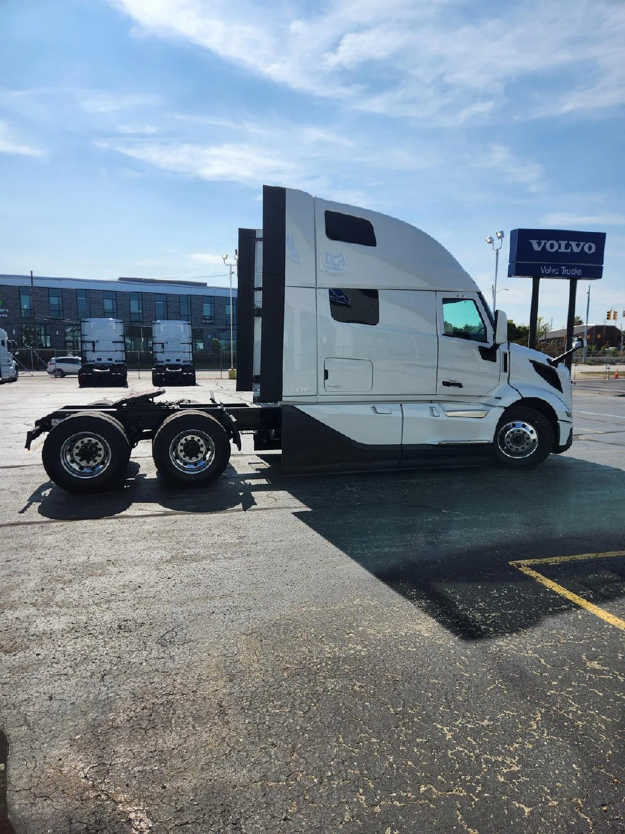 2026 Volvo VNL 860 in Romulus, MI — photo 3