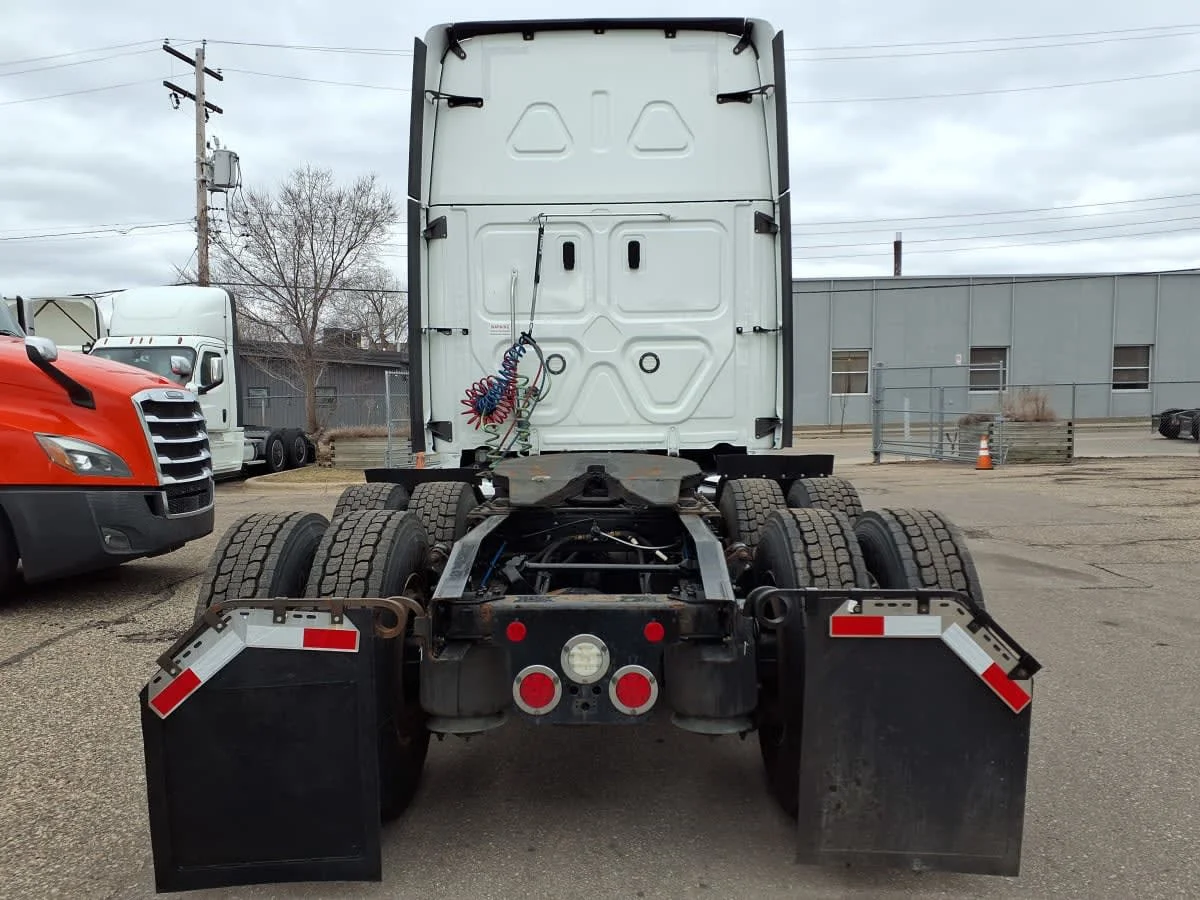 2022 Freightliner Cascadia in Minneapolis, MN — photo 5