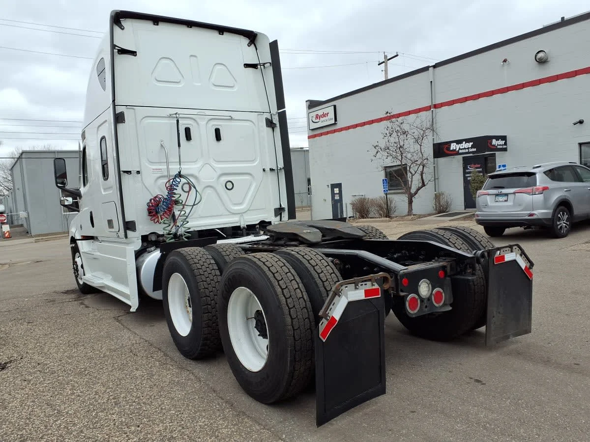 2022 Freightliner Cascadia in Minneapolis, MN — photo 6