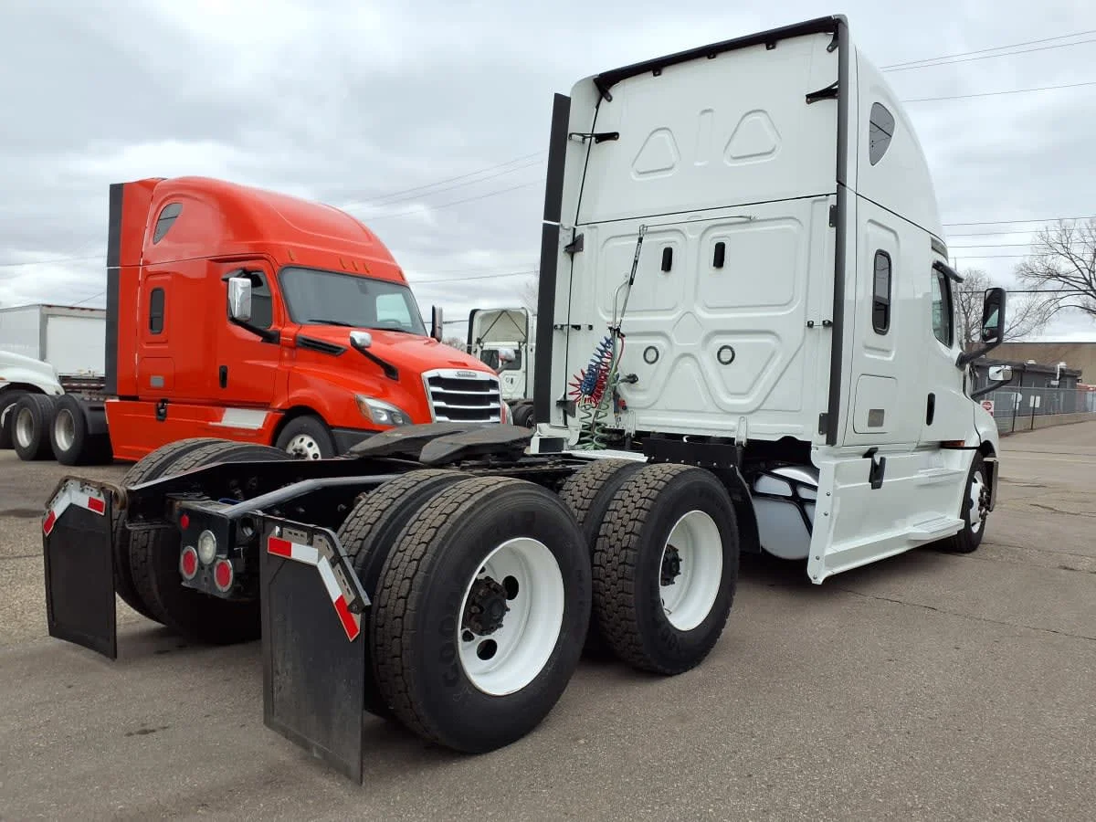 2022 Freightliner Cascadia in Minneapolis, MN — photo 4