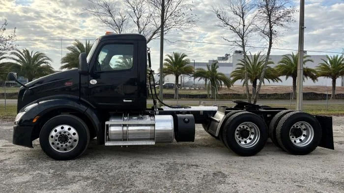 2022 Peterbilt 579 - image 3