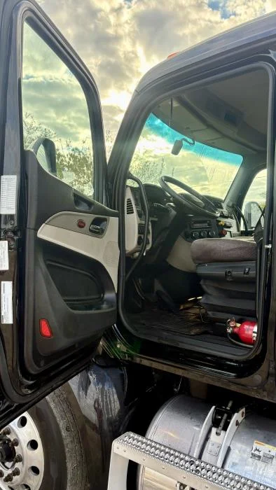 2022 Peterbilt 579 - image 10