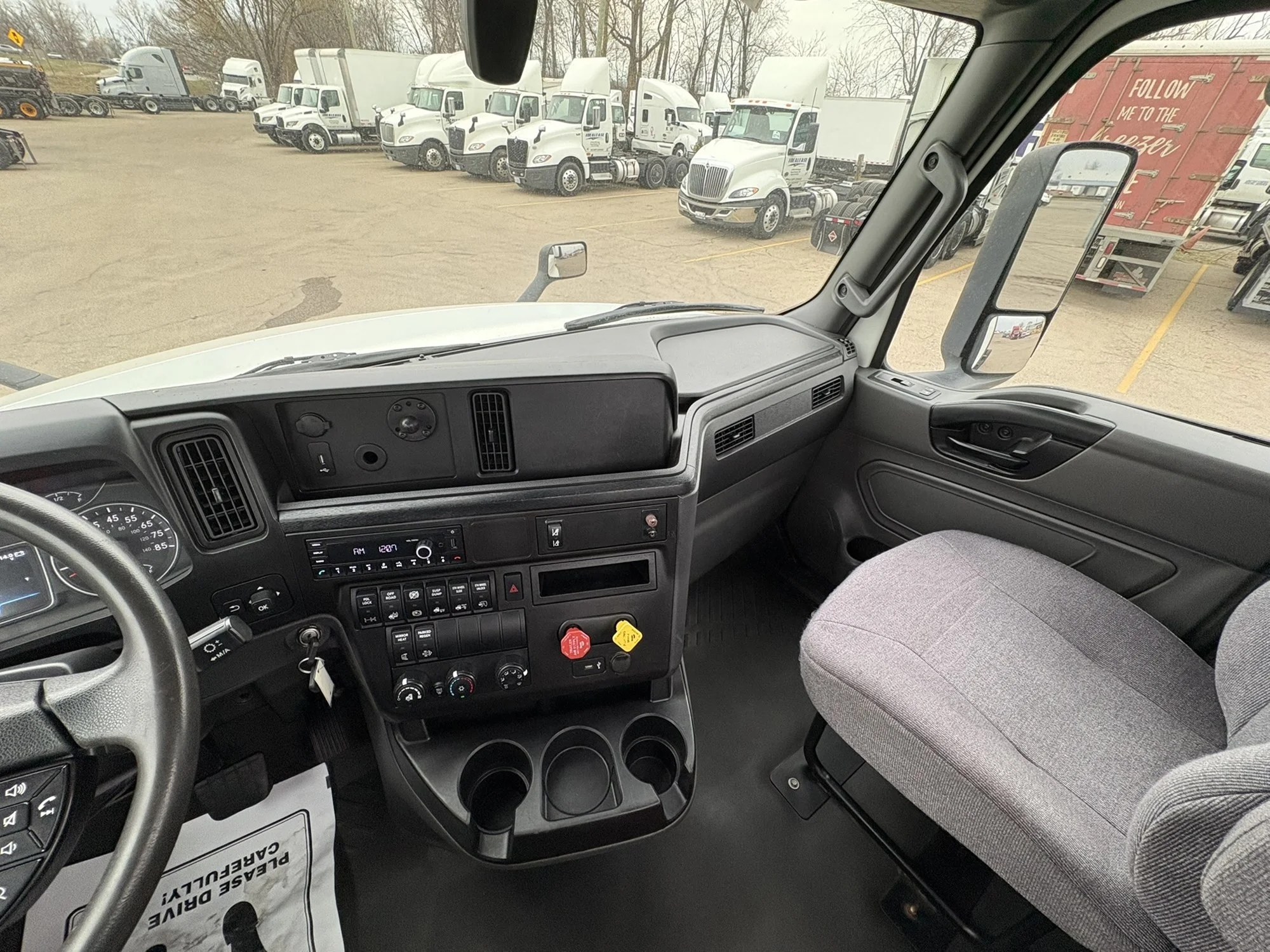 2021 International LT - image 16