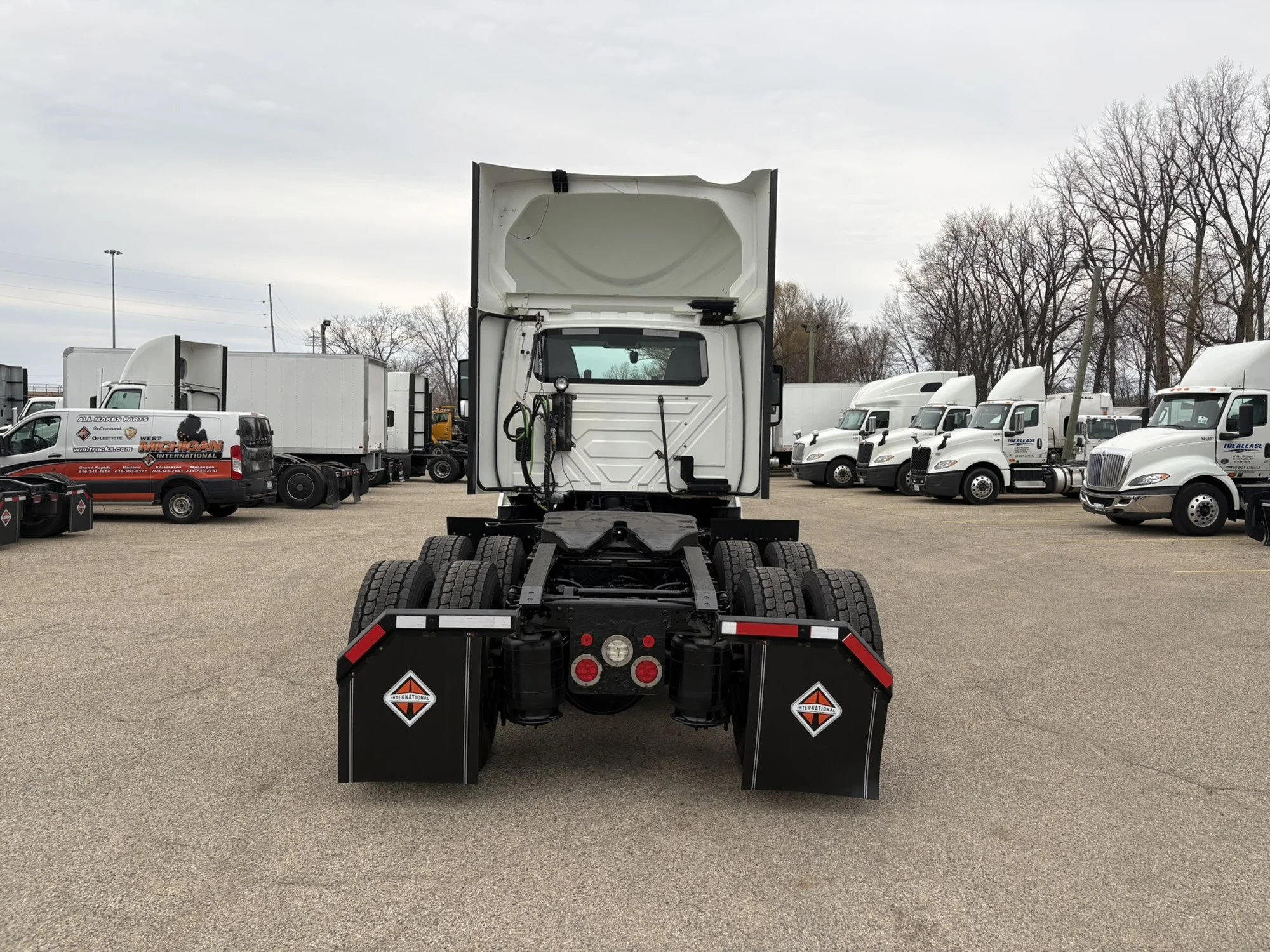 2021 International LT - image 6