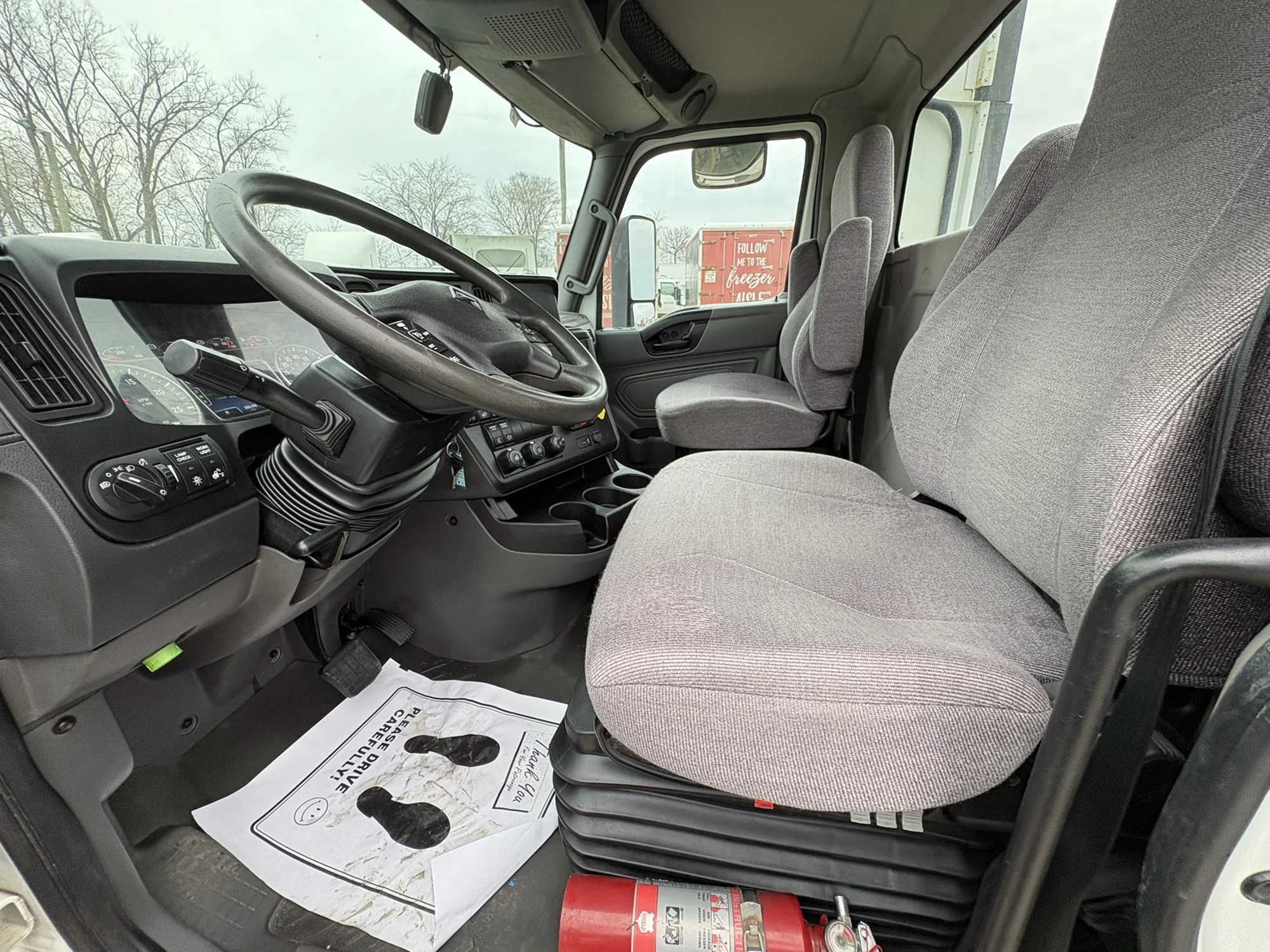 2021 International LT - image 14