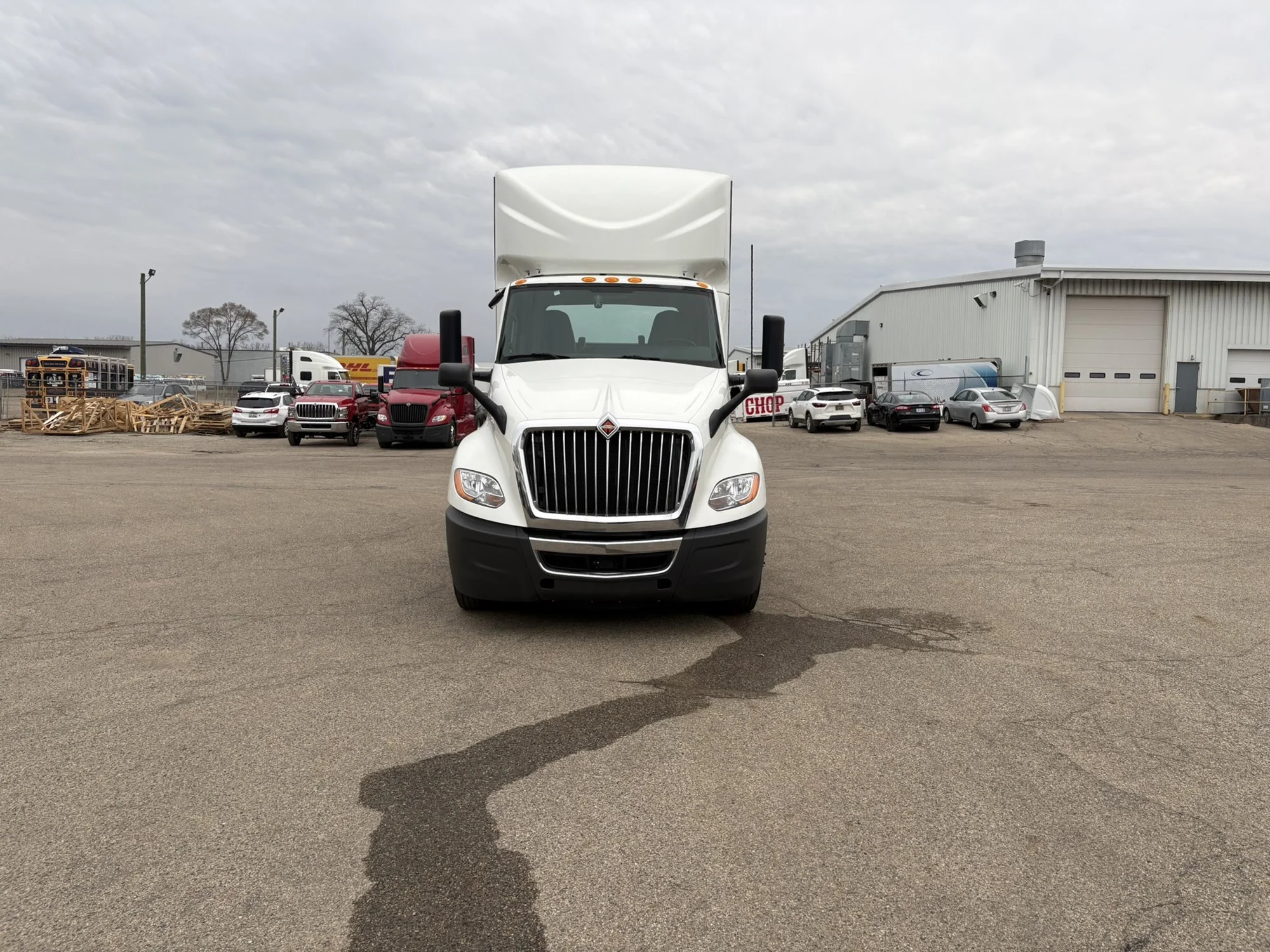 2021 International LT - image 3