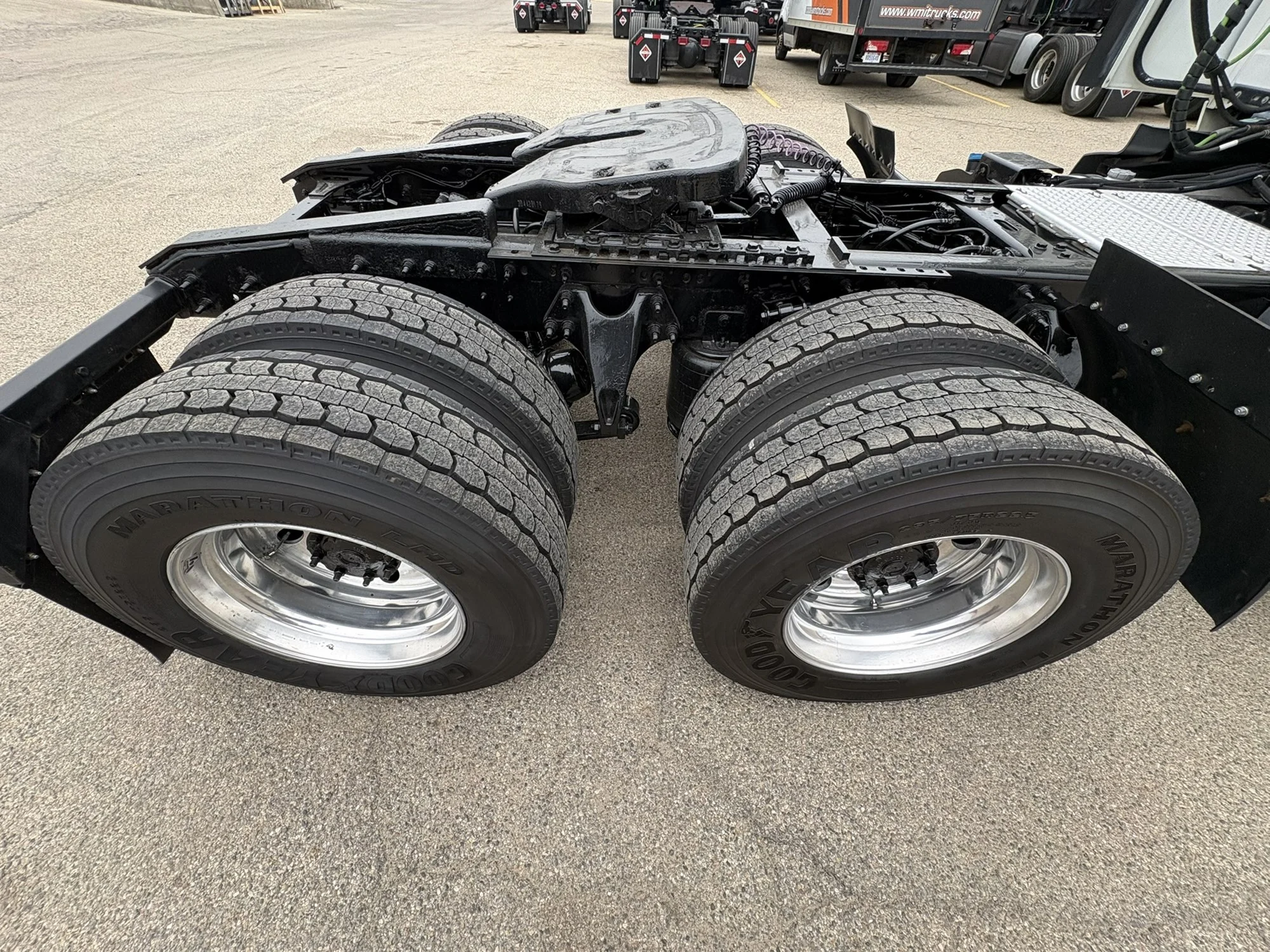 2021 International LT - image 11