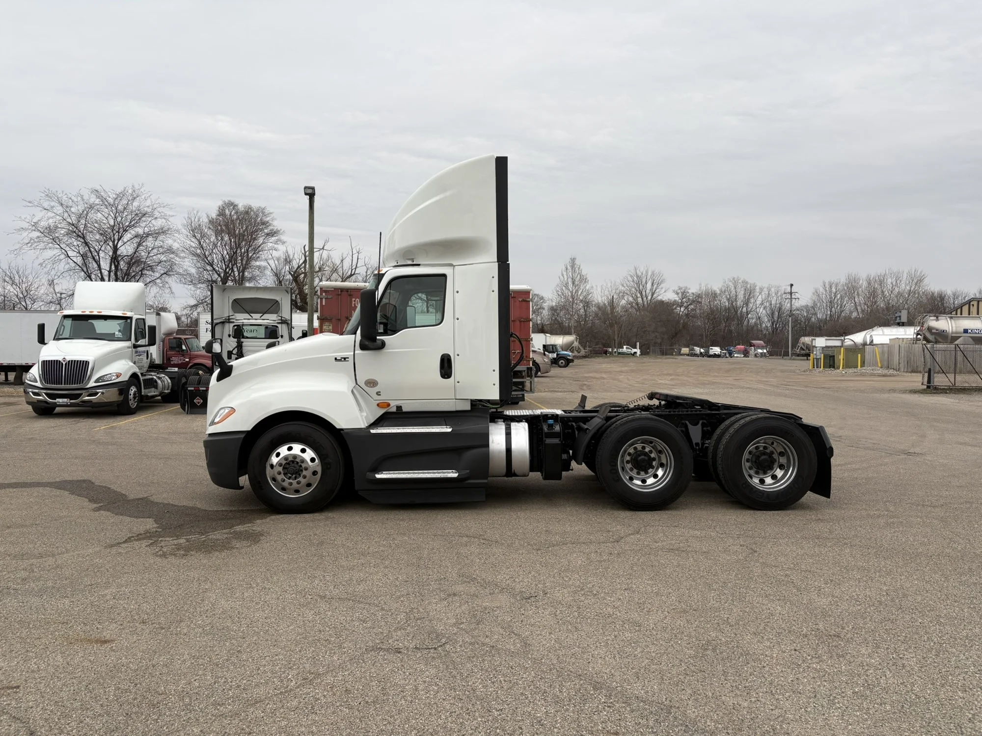 2021 International LT - image 2