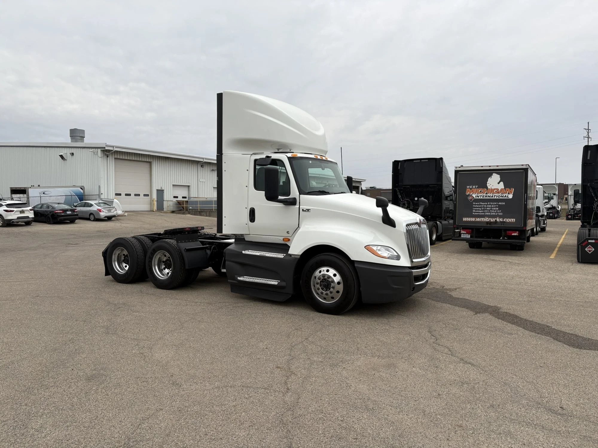 2021 International LT - image 4