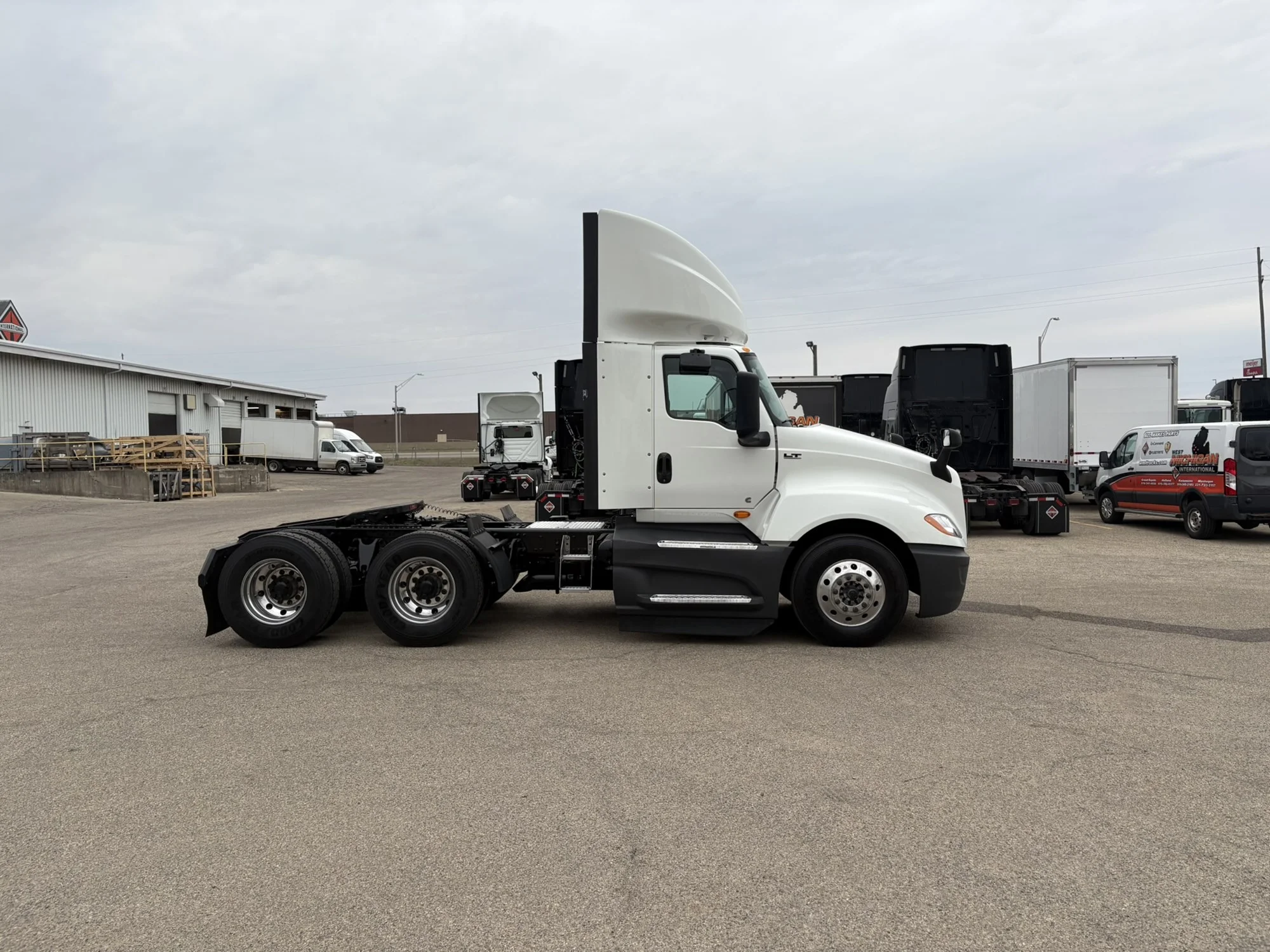 2021 International LT - image 5