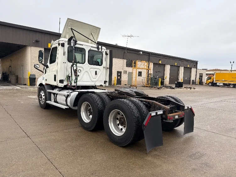 2020 Freightliner Cascadia in Allen Park, MI — photo 5