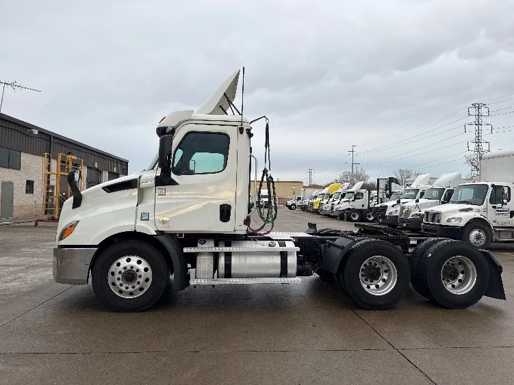 2020 Freightliner Cascadia in Allen Park, MI — photo 4
