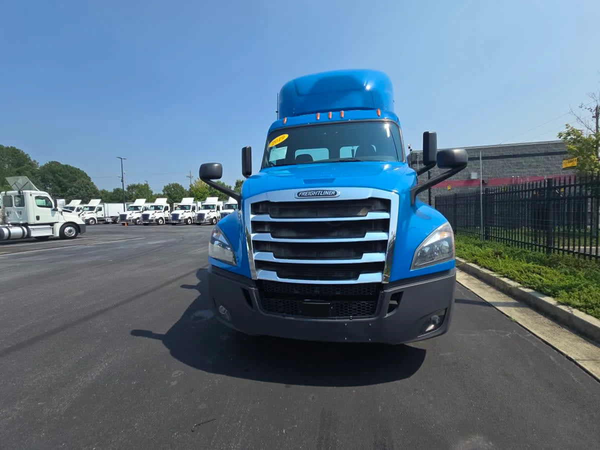 2019 Freightliner Cascadia in Atlanta, GA — photo 2
