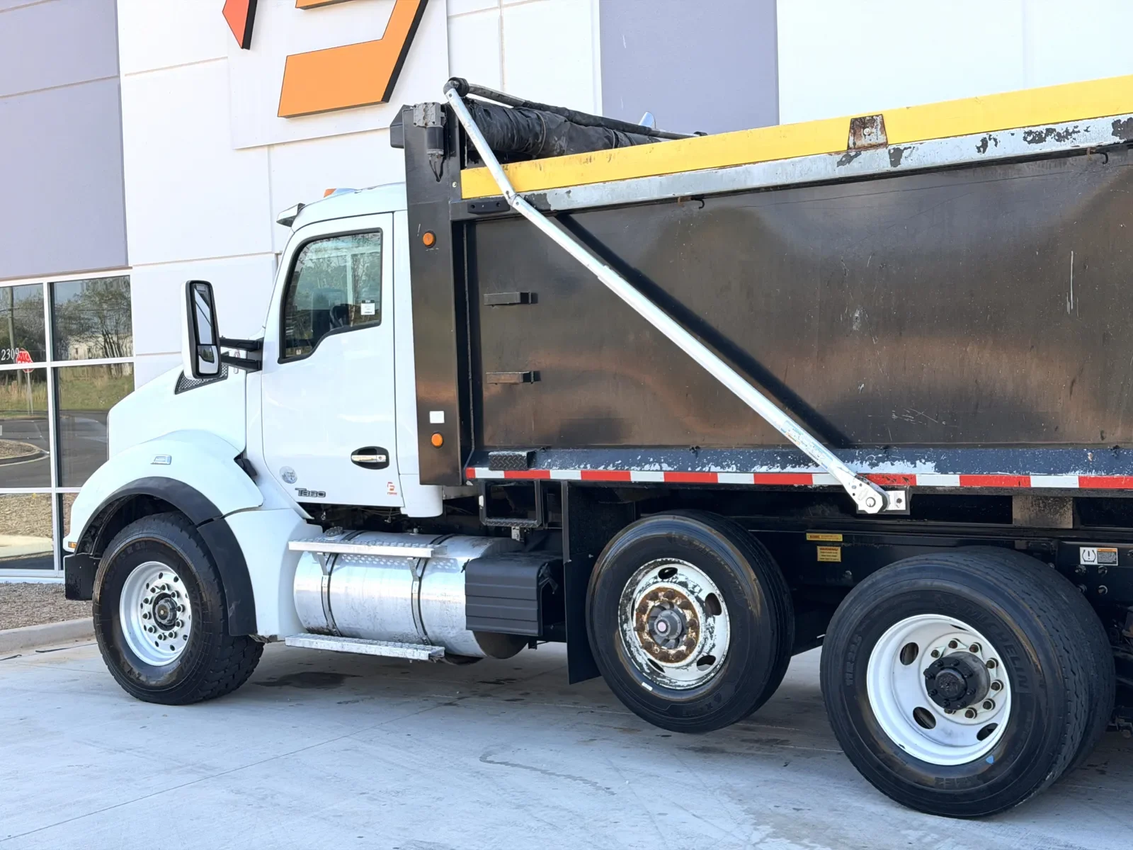 2016 Kenworth T880 - image 9