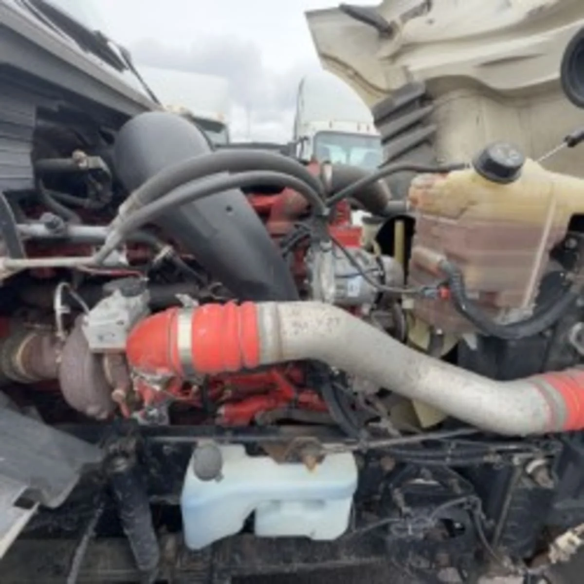 2021 International LT - image 8