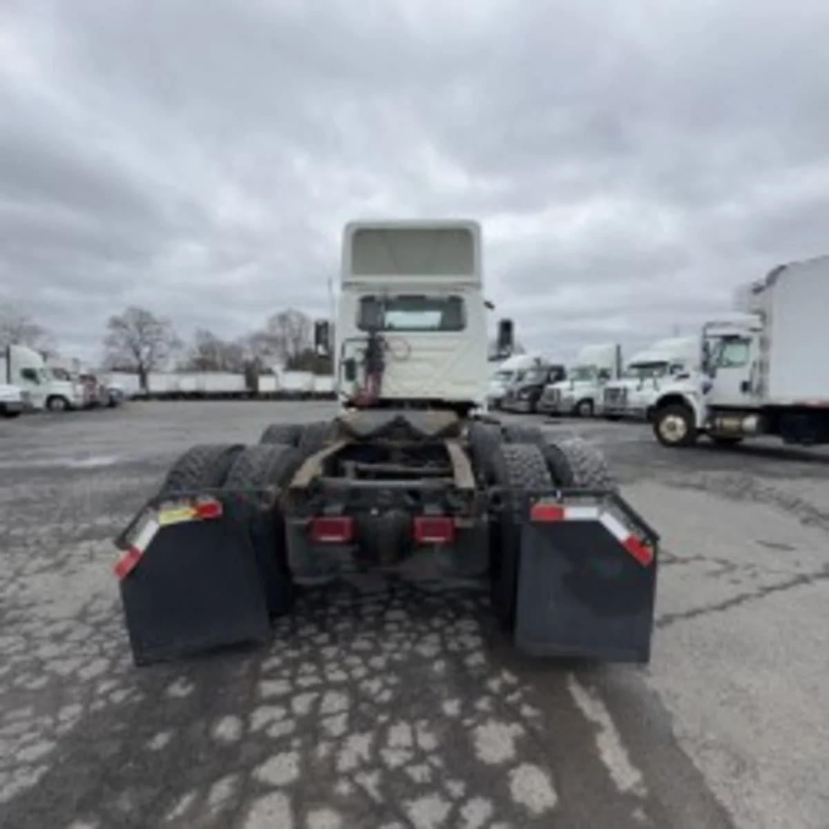 2021 International LT - image 6