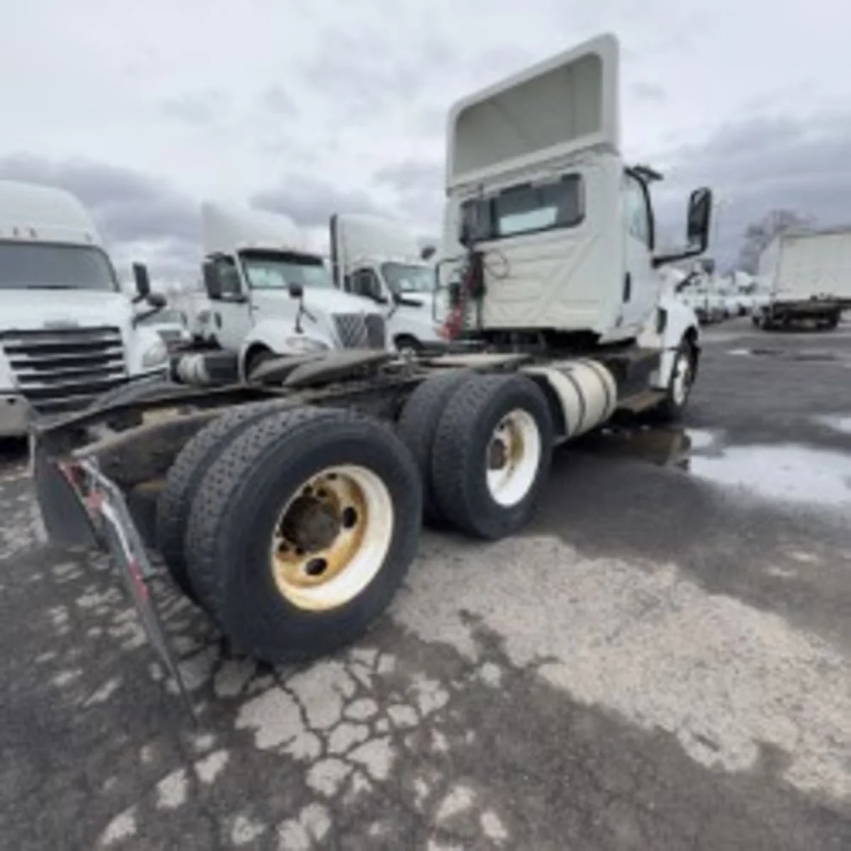 2021 International LT - image 4