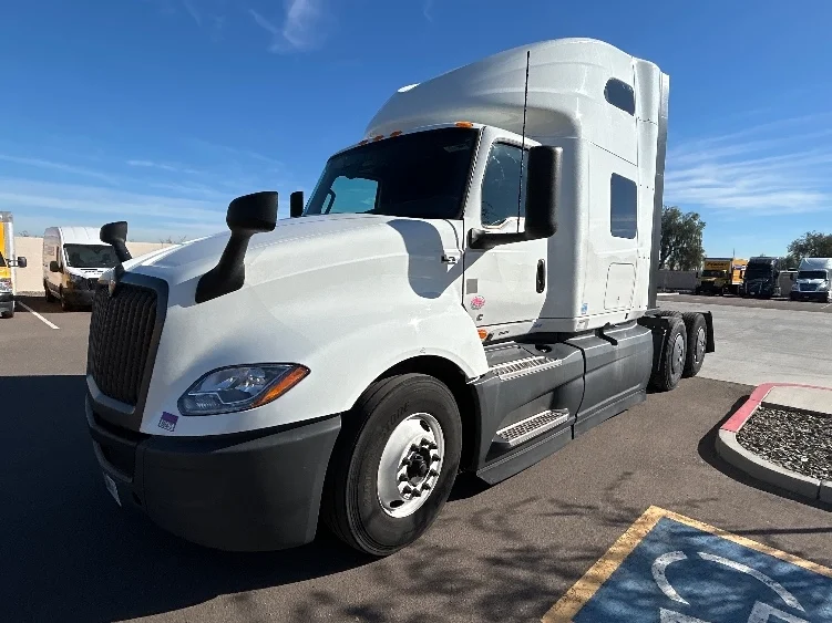 2023 International LT - image 3