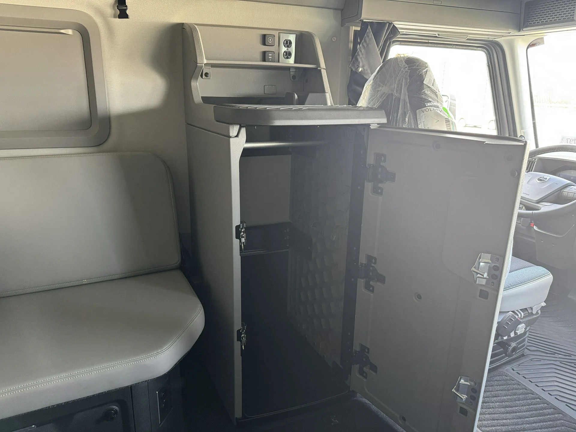 2026 Volvo VNL 860 - image 14