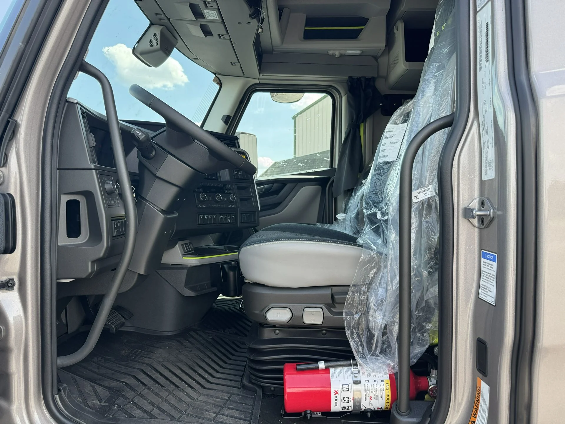 2026 Volvo VNL 860 - image 7