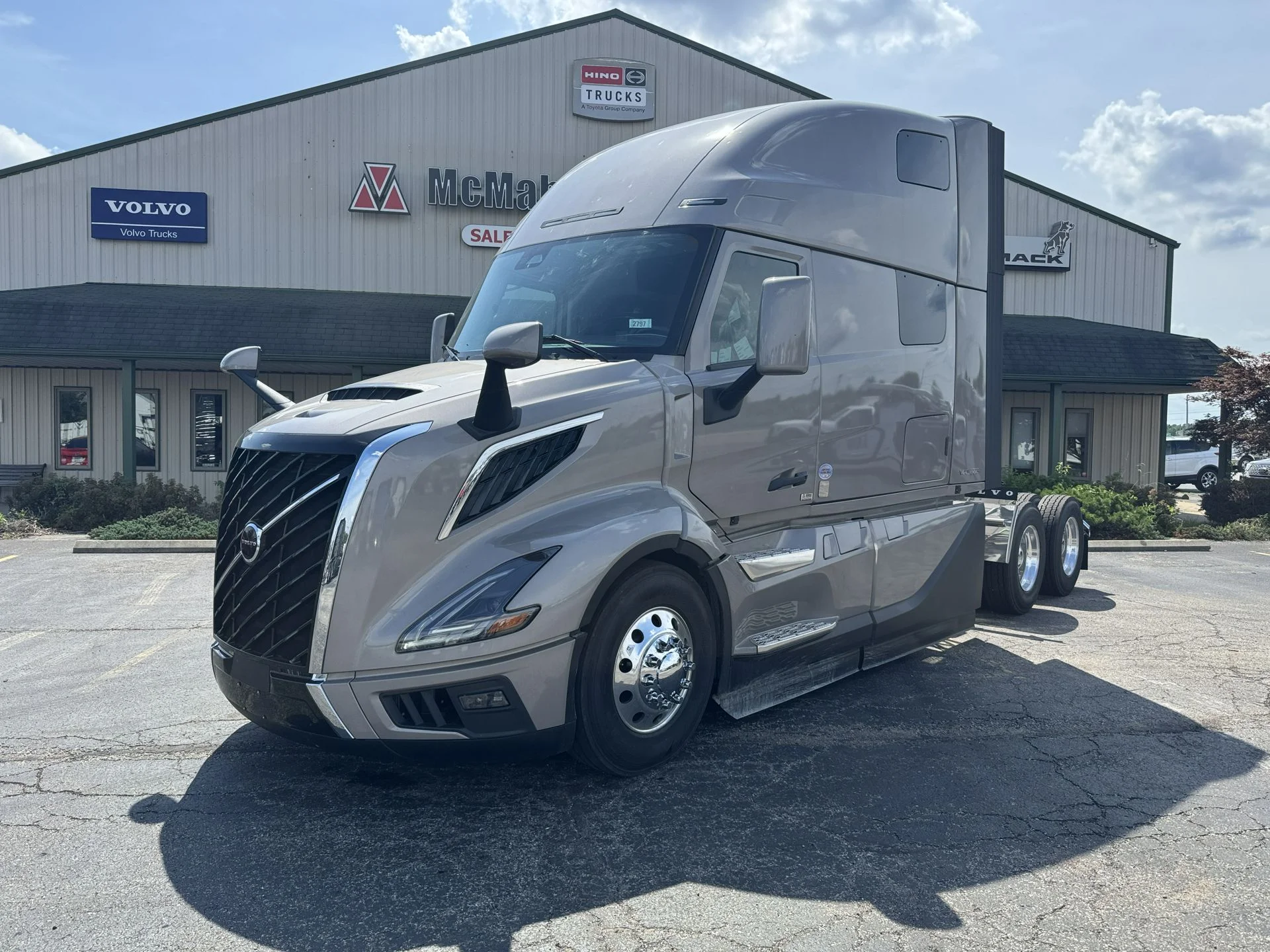 2026 Volvo VNL 860 in Clarksville, IN