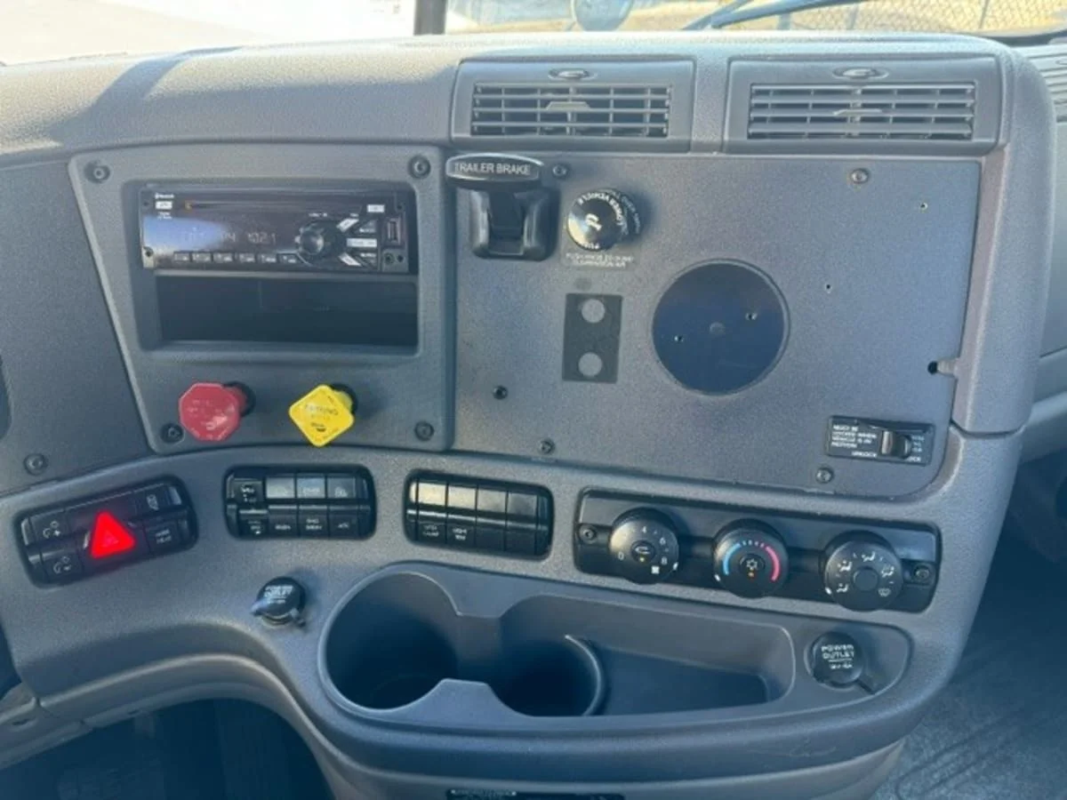2018 Freightliner Cascadia in Springfield, MA — photo 7