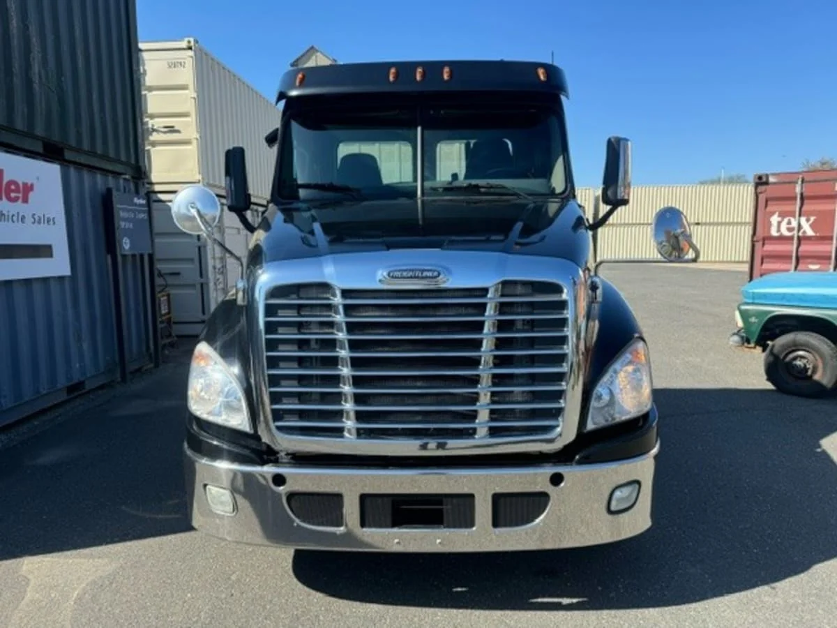 2018 Freightliner Cascadia in Springfield, MA — photo 2