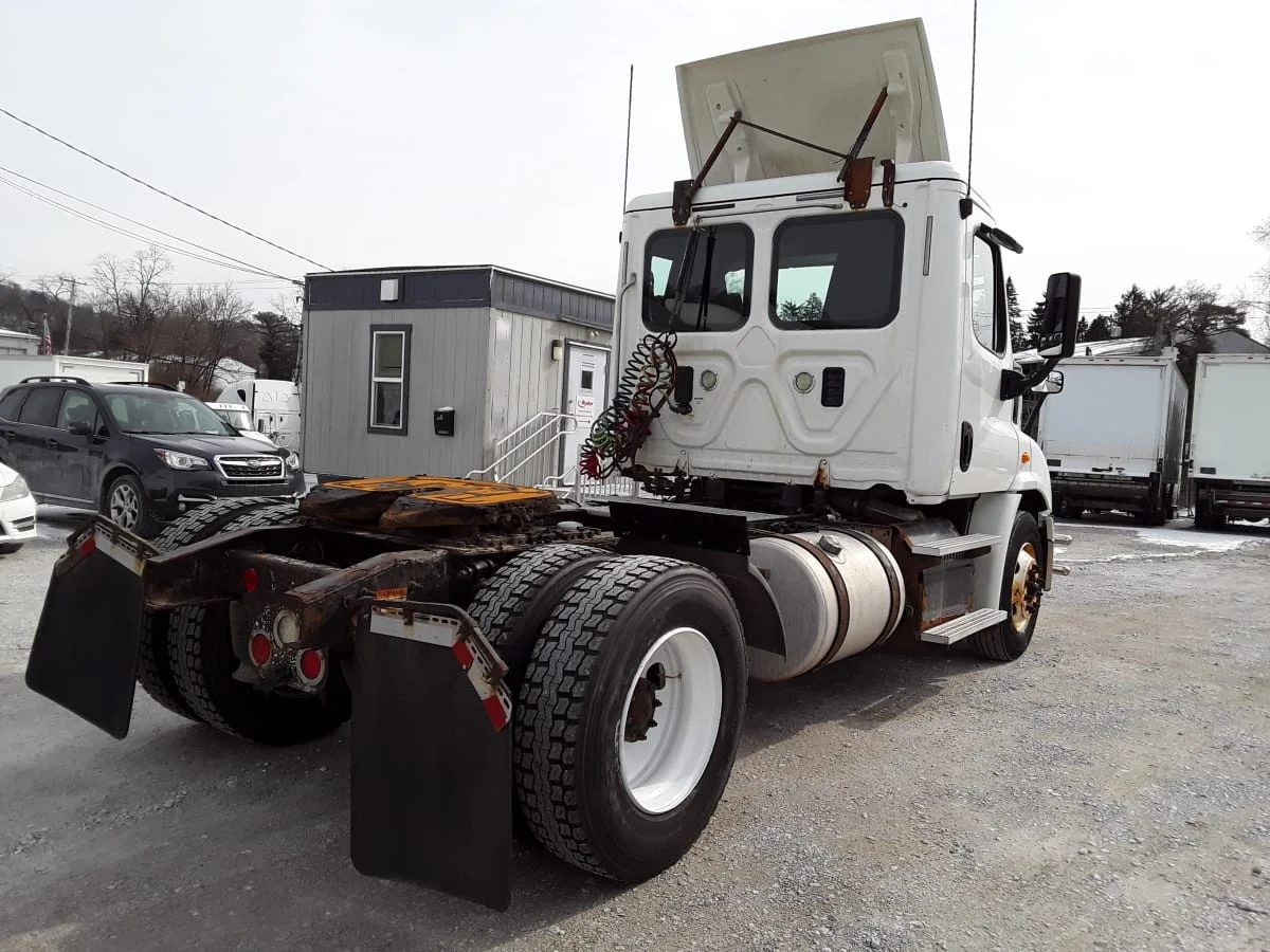 2017 Freightliner Cascadia - image 4
