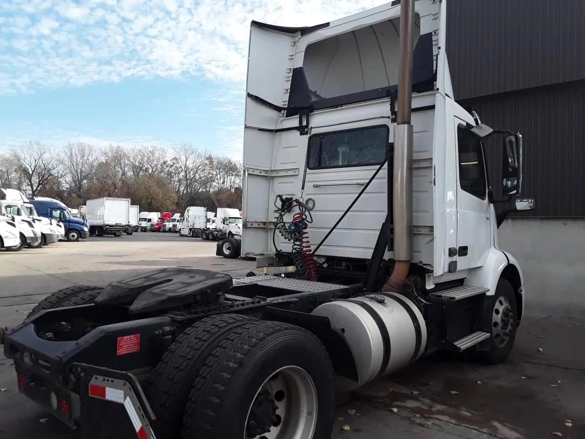 2019 Volvo VNR 660 in Kansas City, MO — photo 4