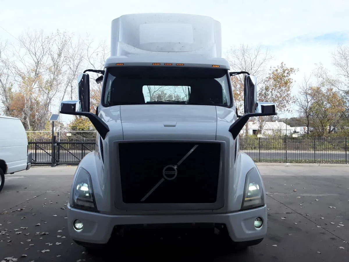 2019 Volvo VNR 660 in Kansas City, MO — photo 2