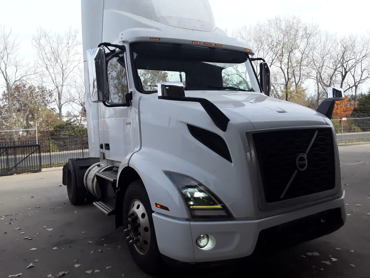 2019 Volvo VNR 660 in Kansas City, MO — photo 3