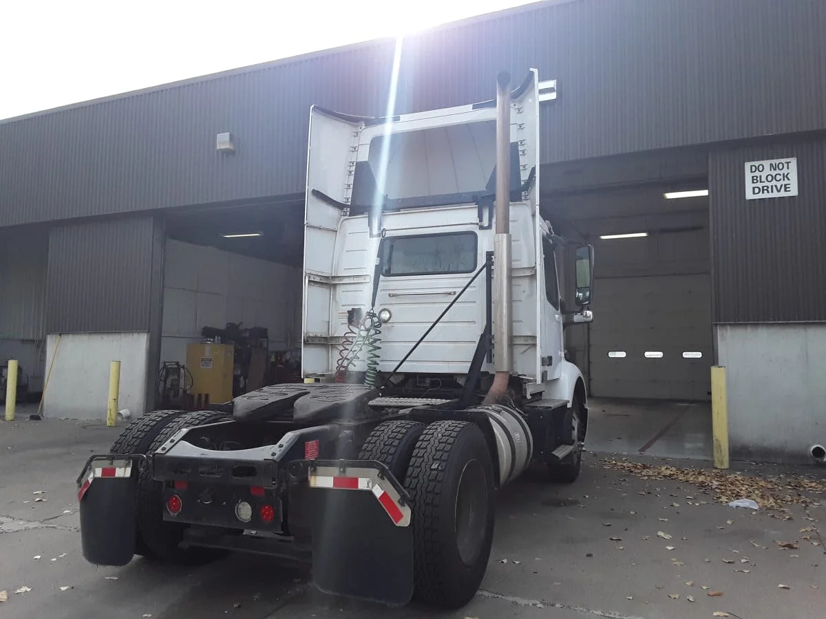 2019 Volvo VNR 660 in Kansas City, MO — photo 5