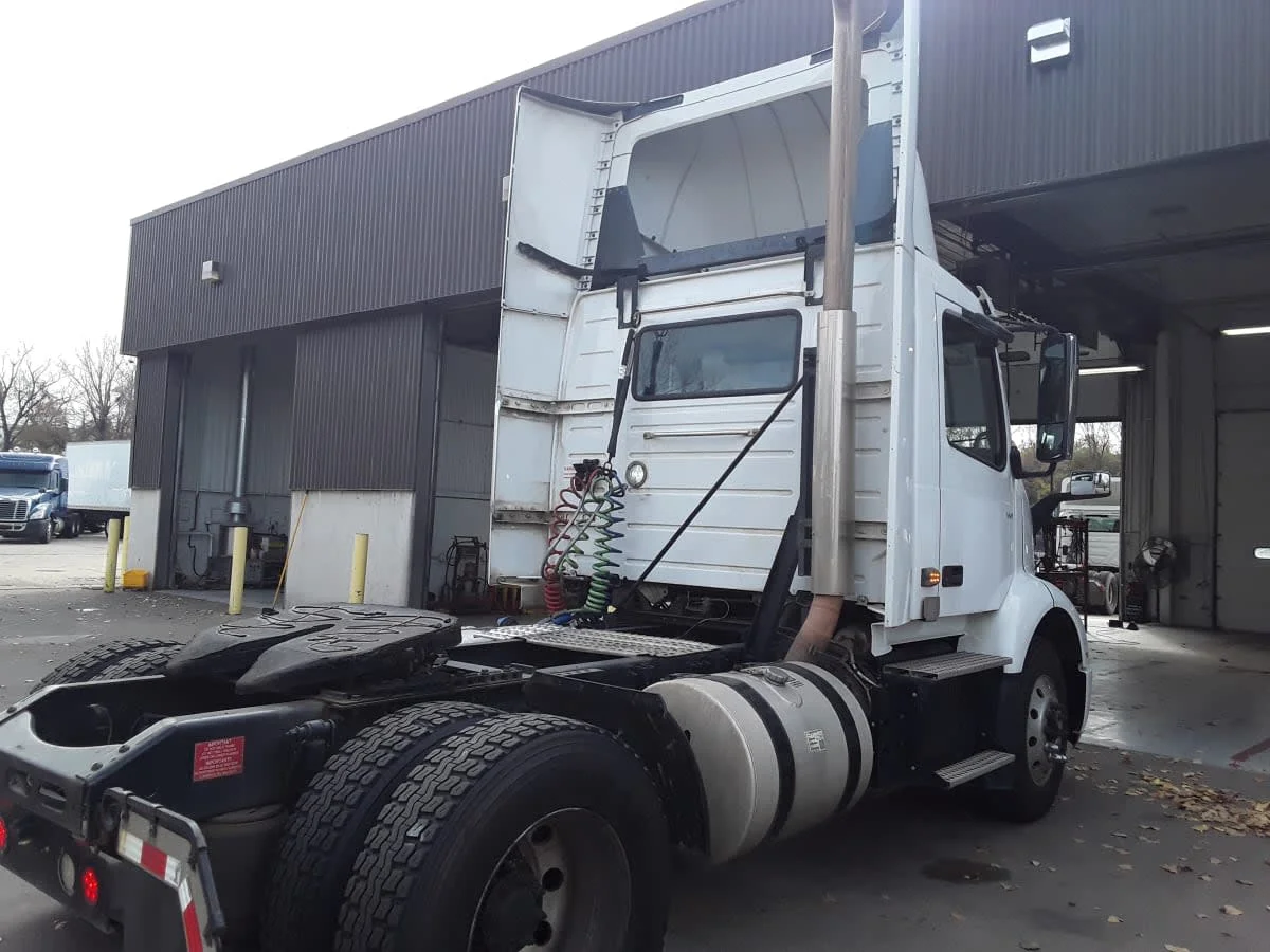 2019 Volvo VNR 660 in Kansas City, MO — photo 4
