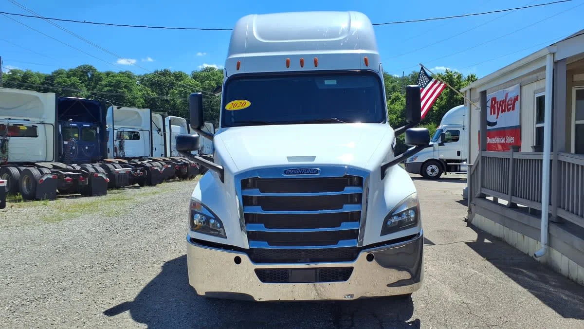 2020 Freightliner Cascadia in West Chester, OH — photo 2