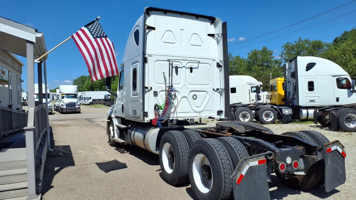 2020 Freightliner Cascadia in West Chester, OH — photo 6