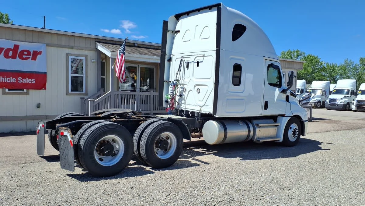 2020 Freightliner Cascadia in West Chester, OH — photo 4