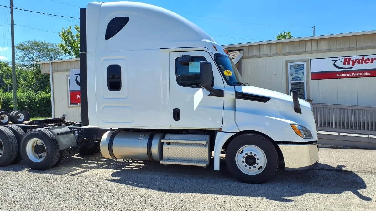 2020 Freightliner Cascadia in West Chester, OH — photo 3
