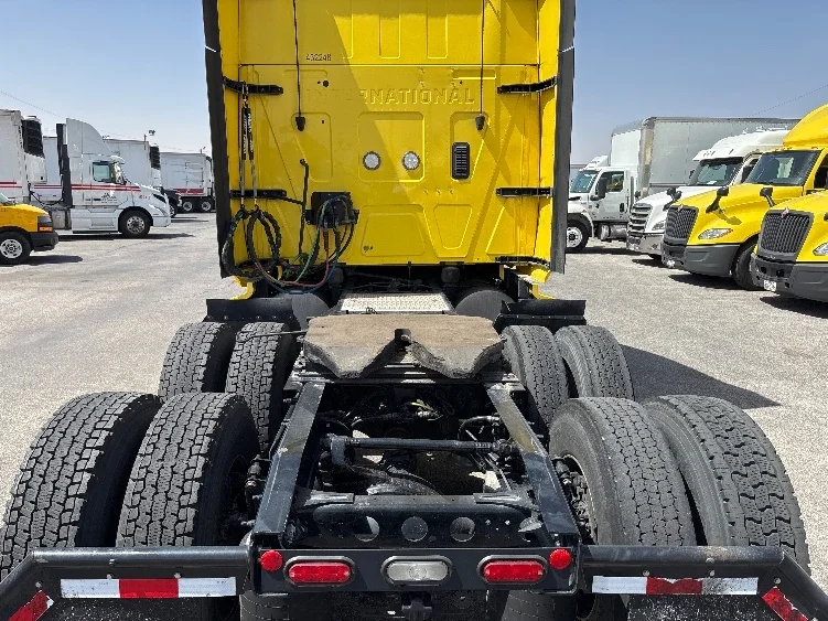 2022 International LT - image 6