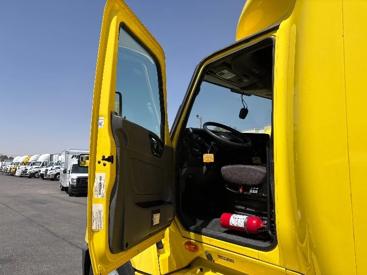 2022 International LT - image 9