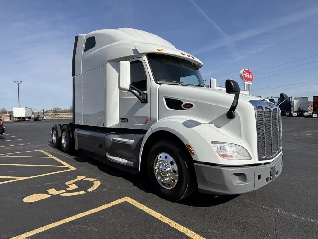 2021 Peterbilt 579 - image 2