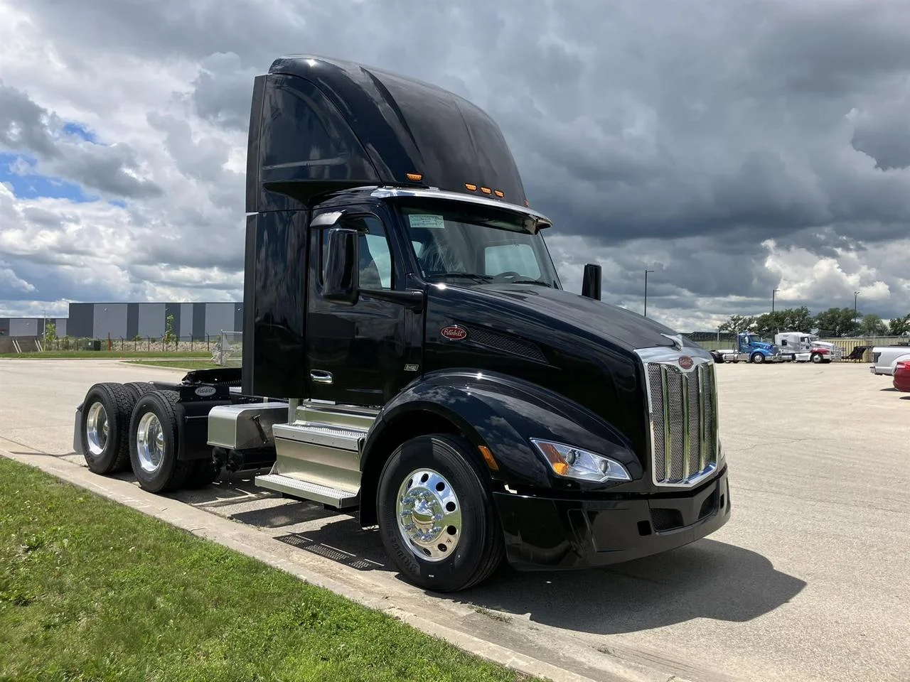 2027 Peterbilt 579 in Rochester, MN — photo 2