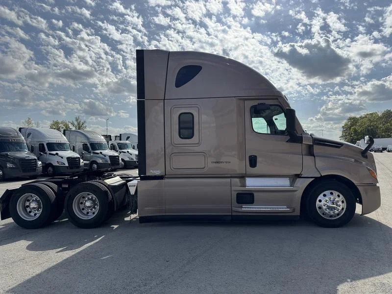 2022 Freightliner Cascadia - image 11
