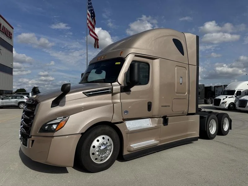 2022 Freightliner Cascadia - image 3