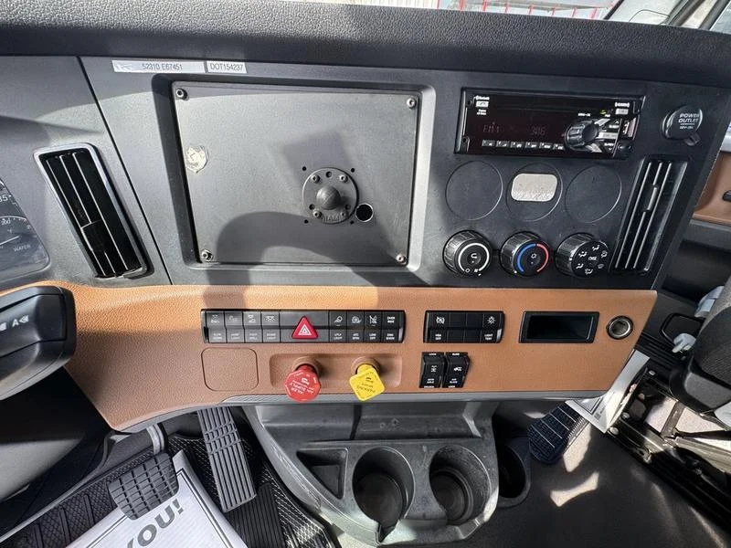 2022 Freightliner Cascadia - image 24