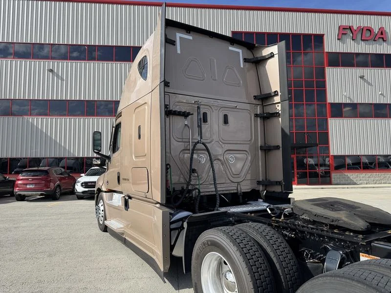 2022 Freightliner Cascadia - image 5