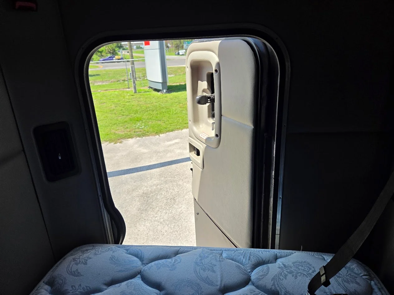 2023 Peterbilt 579 in Tampa, FL — photo 17